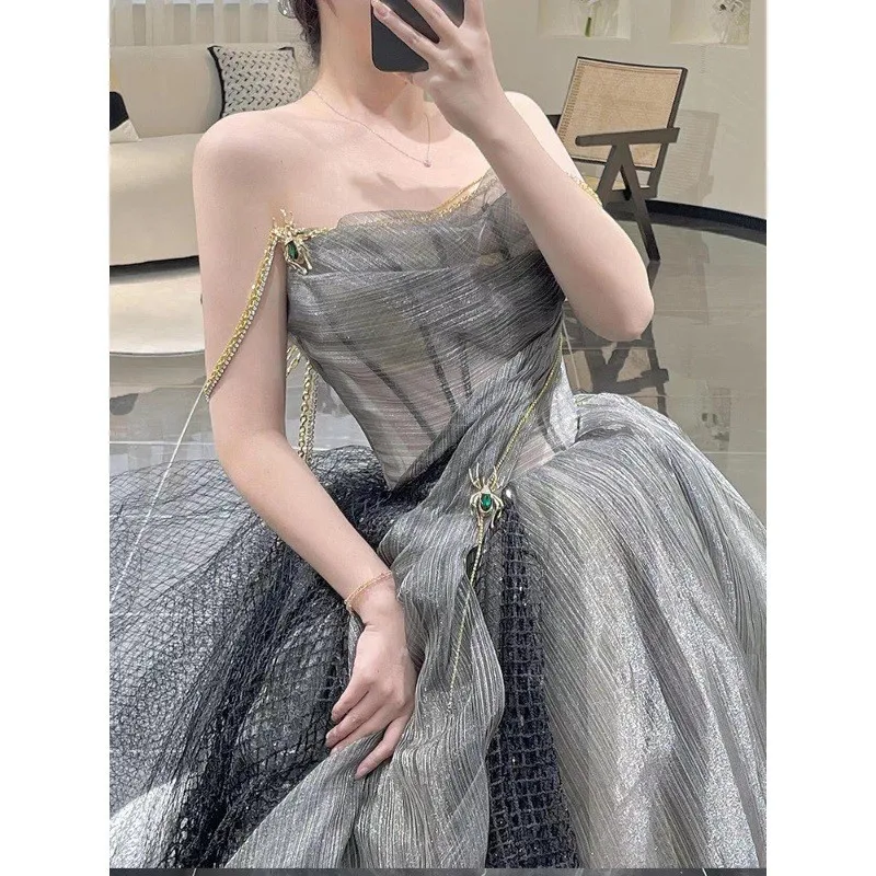 

Черное платье с открытыми плечами для банкетов. Элегантная церемония ведущего и студента.