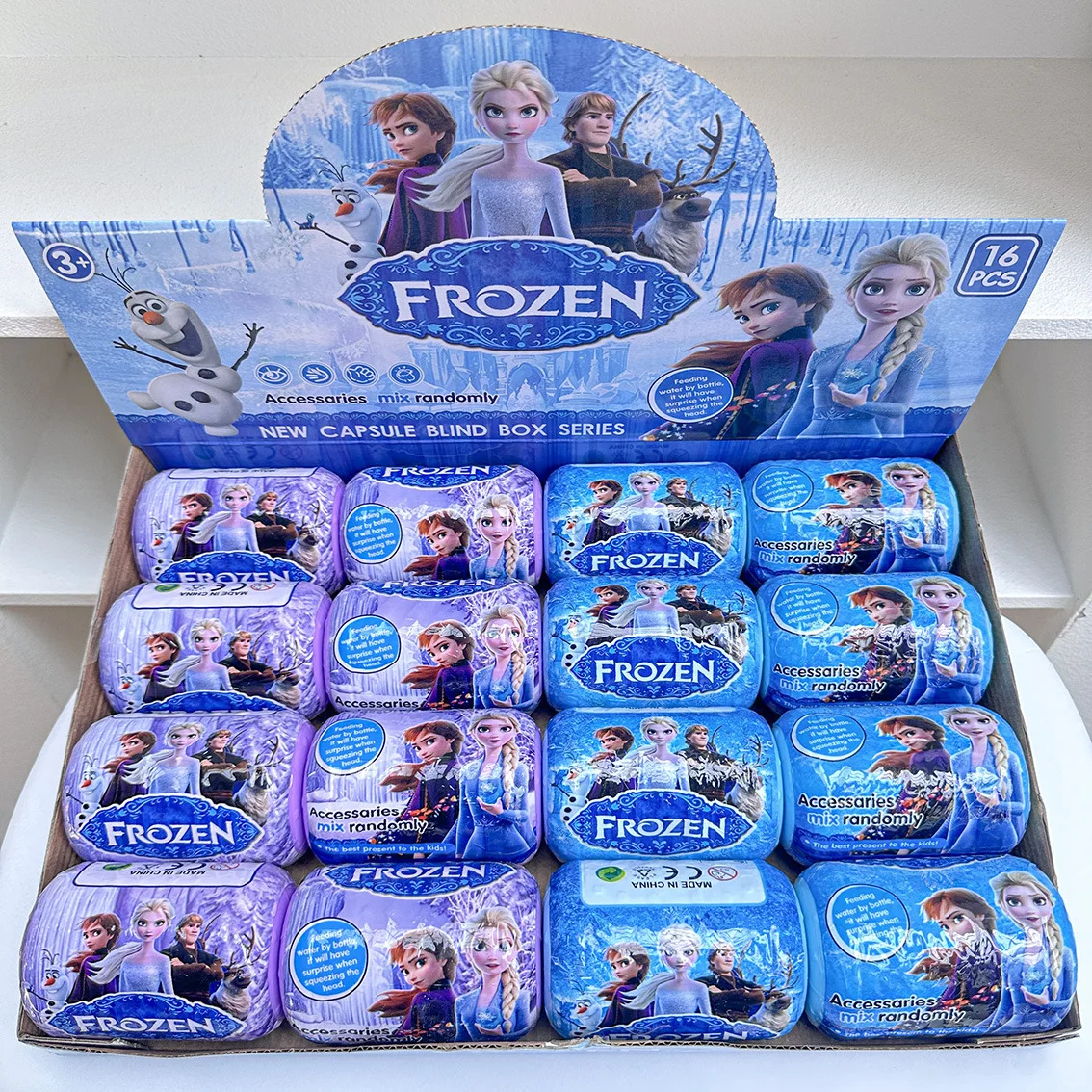 

Большая коробка из 16 модных и модных праздничных подарков серии gachapon Frozen, вдоль с периферийными игрушками.