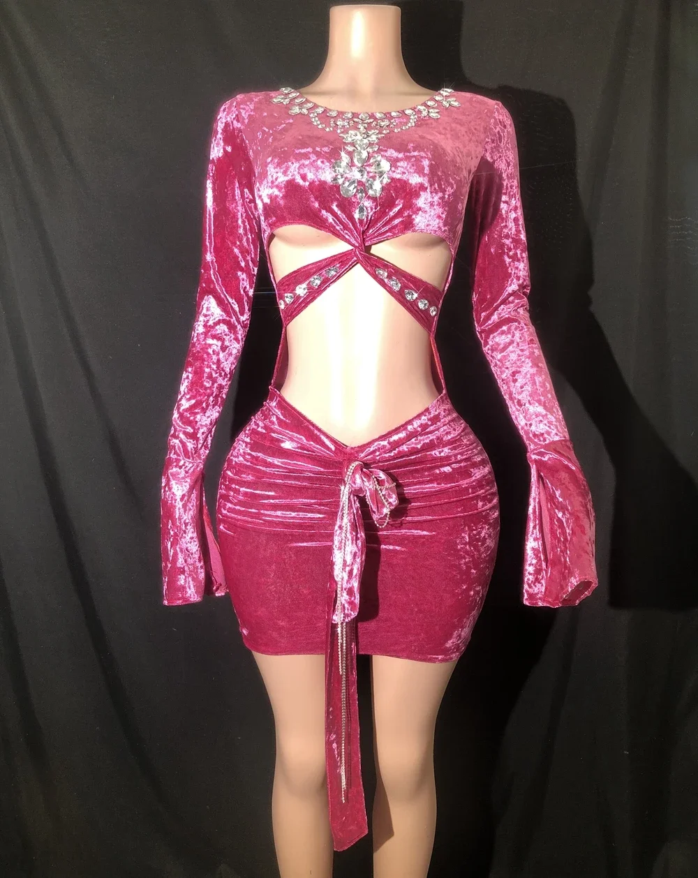 Vestido curto oco sexy com strass cintilantes, baile de baile comemora o vestido de aniversário, cantor mostra desempenho, novo desgaste do palco