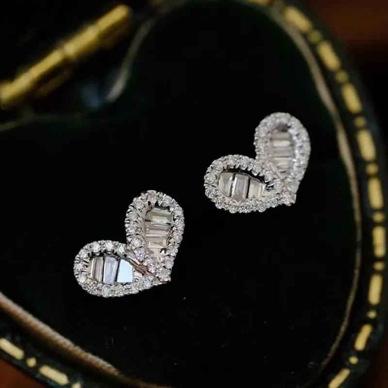 Huitan wykwintne kolczyki w kształcie serca z geometryczną cyrkonią sześcienną Bling akcesoria do piercingu dla kobiet odzież na co dzień szykowna biżuteria