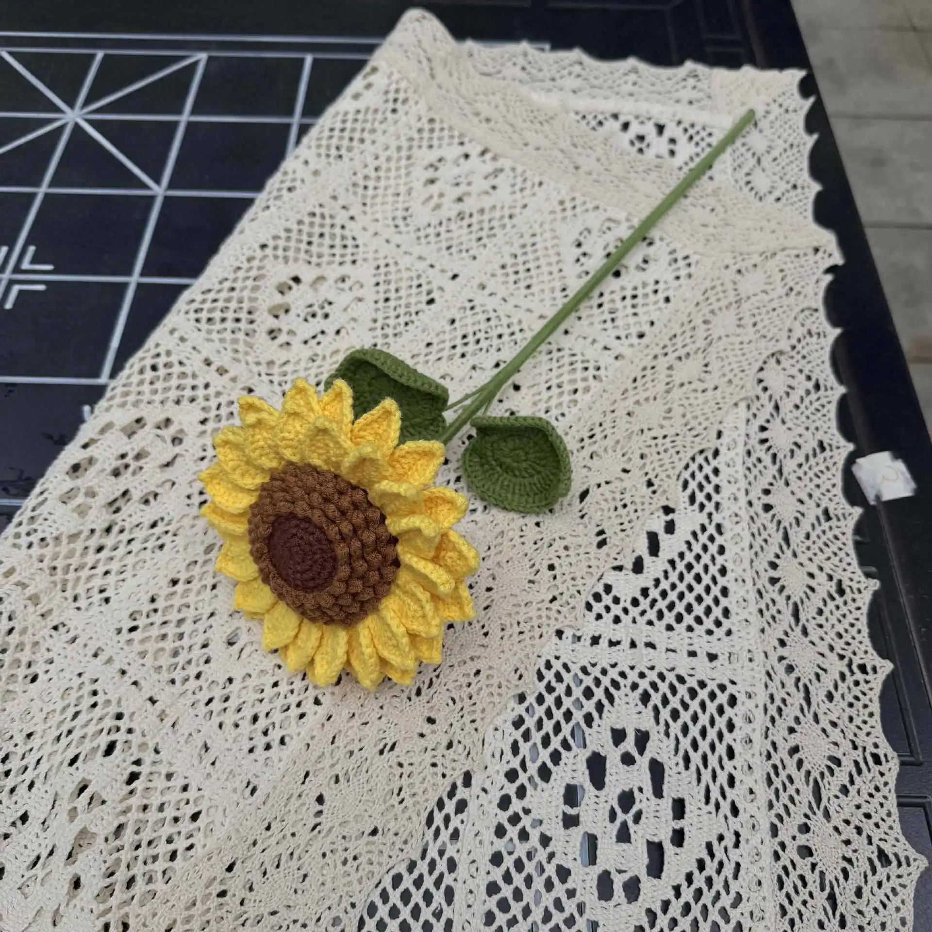 Kreative Künstliche Sonnenblumenzweige Gehäkelter Sonnenblumenstrauß Fertiggestellte Handgewebte Blume Raumdekoration Liebliches Geschenk – Detail 3