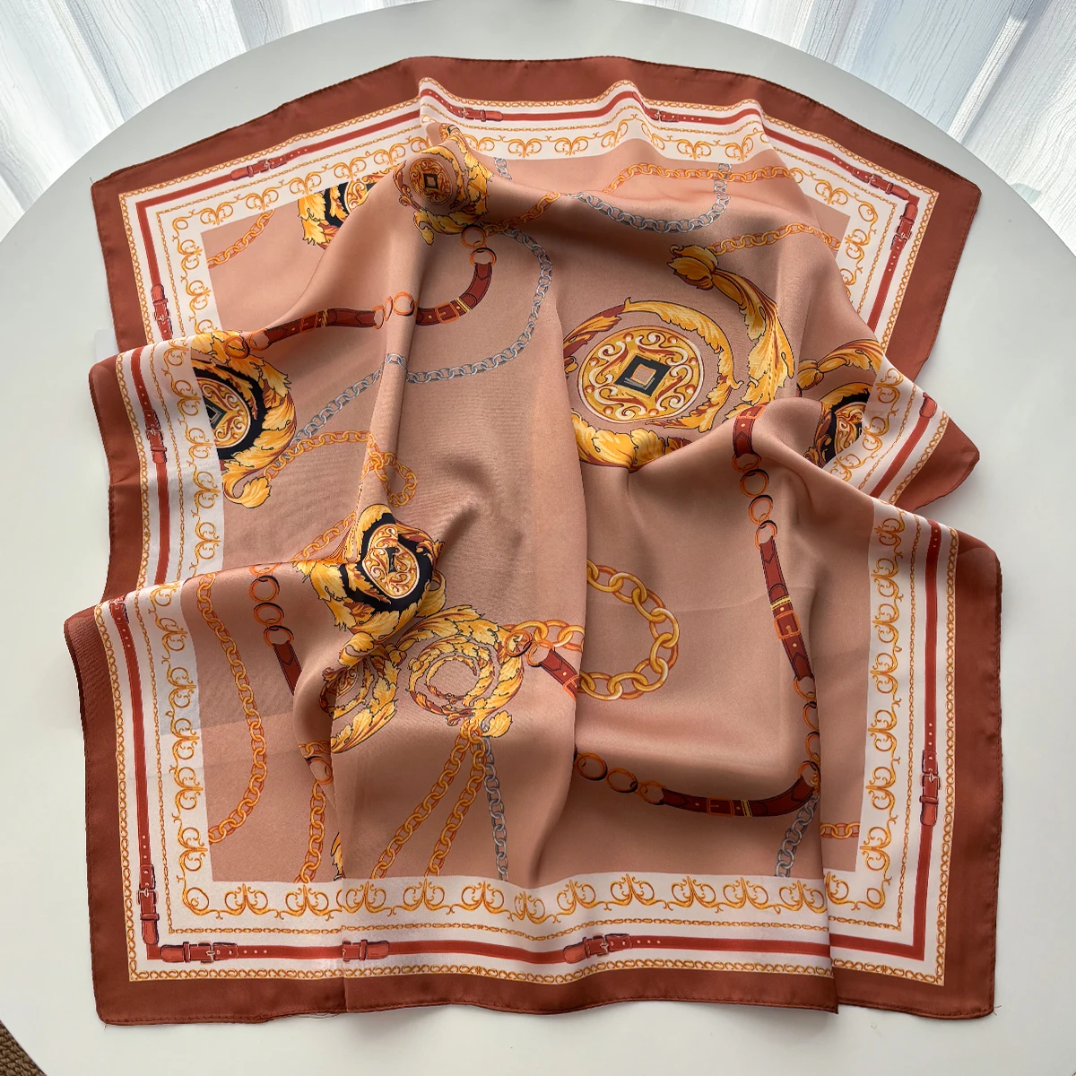 Sciarpa quadrata di lusso per le donne Elegante donna Hijab Stampa a catena Fazzoletto da collo Bandane Primavera Morbida macchia Sciarpe di seta sintetica Scialle