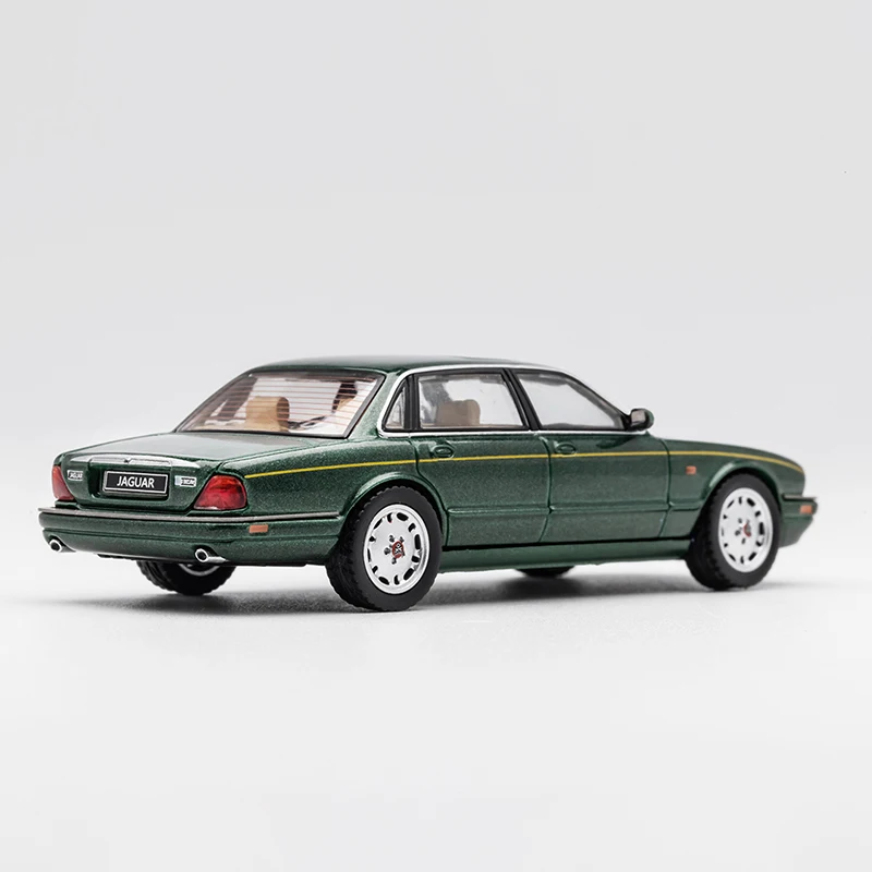 New Arrival 1/64 Model samochodu Alloy Diecast Toy Jaguar XJ (X300) Klasyczny model samochodu Pojazd Kolekcja zabawek Dekoracja