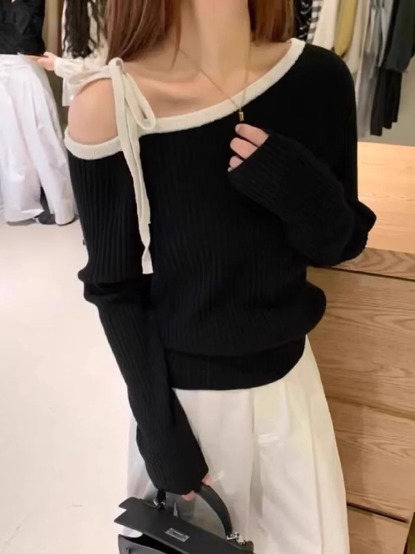 Biały sweter z odkrytymi ramionami, długi rękaw, dzianinowy, damski, dopasowany krój, modny, kolorowy, szykowny top, trendy koreański styl, elegancki, do pracy, modny.