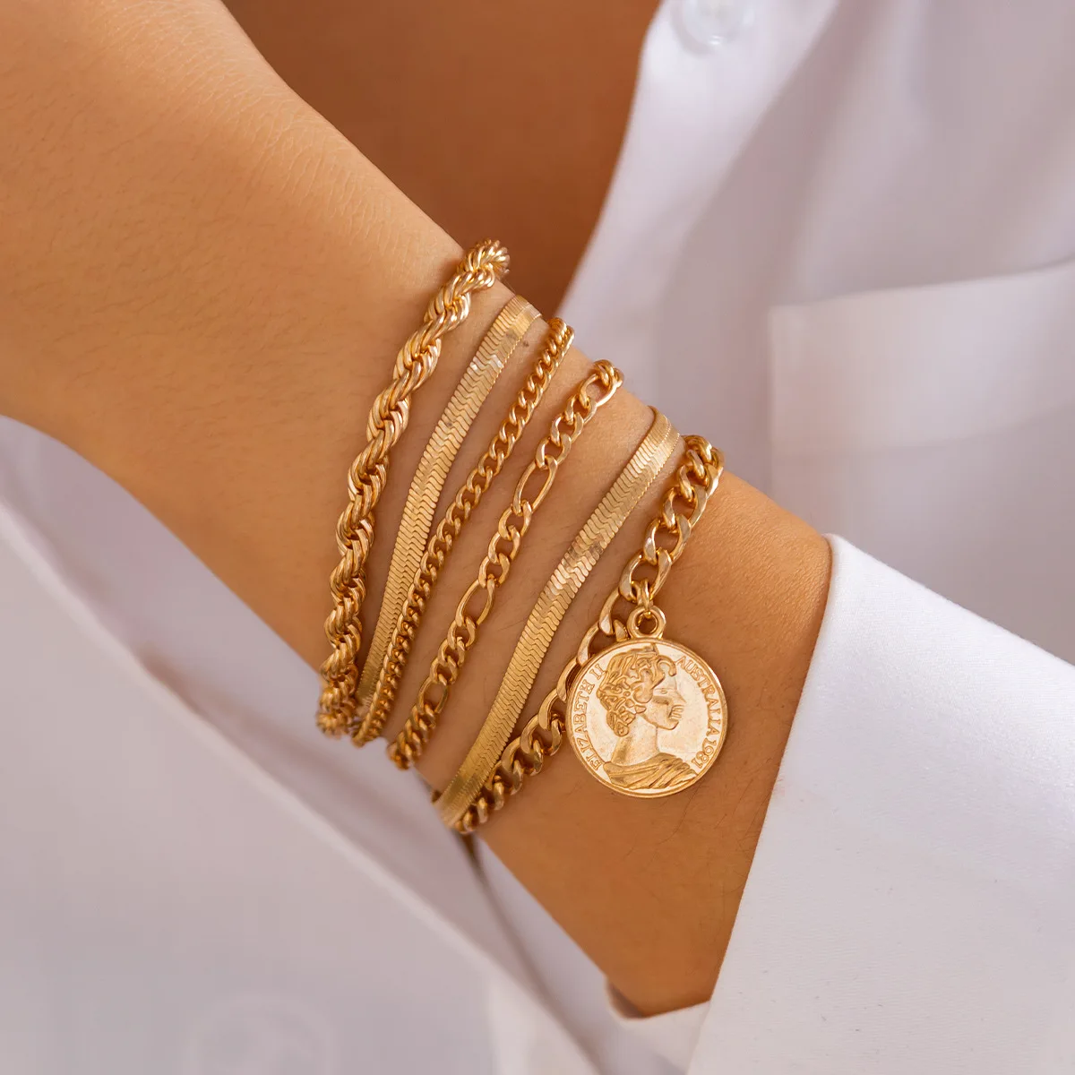 

Disc Stainless Steel Women's Jewelry Metallic Feeling Bracelets Woman Ins Trendy Irregular Christmas Gifts Flat Snake Chain Tiki