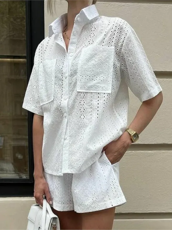 Modny letni komplet dwuczęściowy damski: koronkowa bluzka z krótkim rękawem i ażurowymi detalami oraz krótkie spodenki, damski letni zestaw dwuczęściowy.