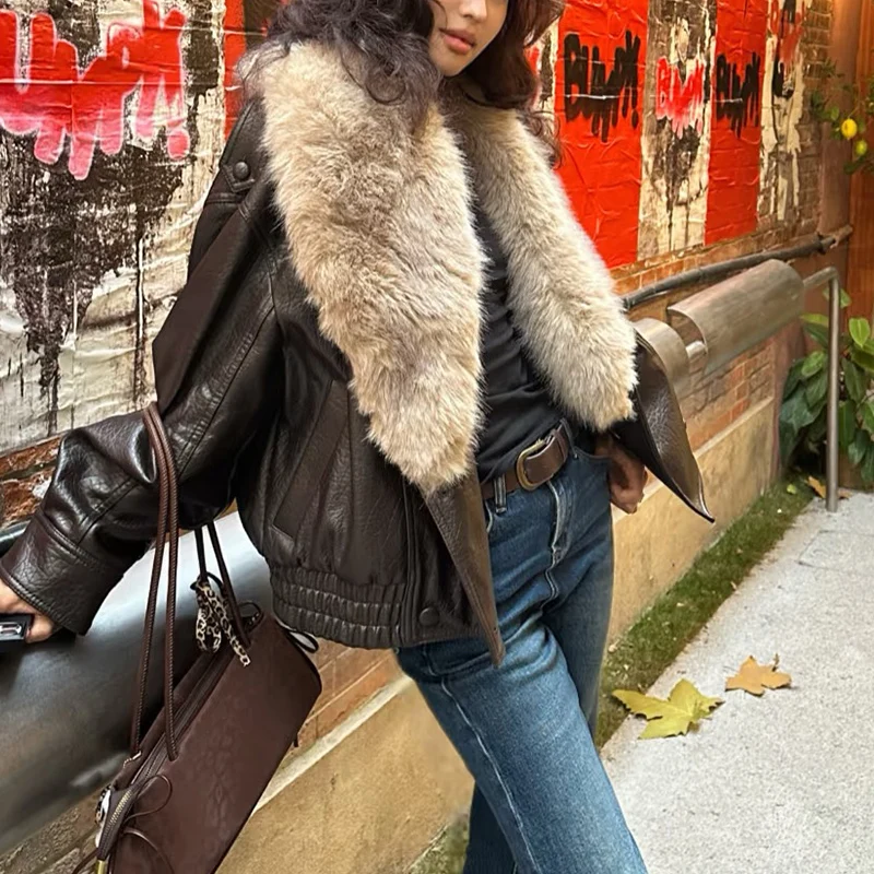 Chaqueta de mujer 2025, nueva moda de invierno, chaqueta de piel sintética de guijarro marrón, abrigo con cuello de piel desmontable con personalidad estilo motocicleta