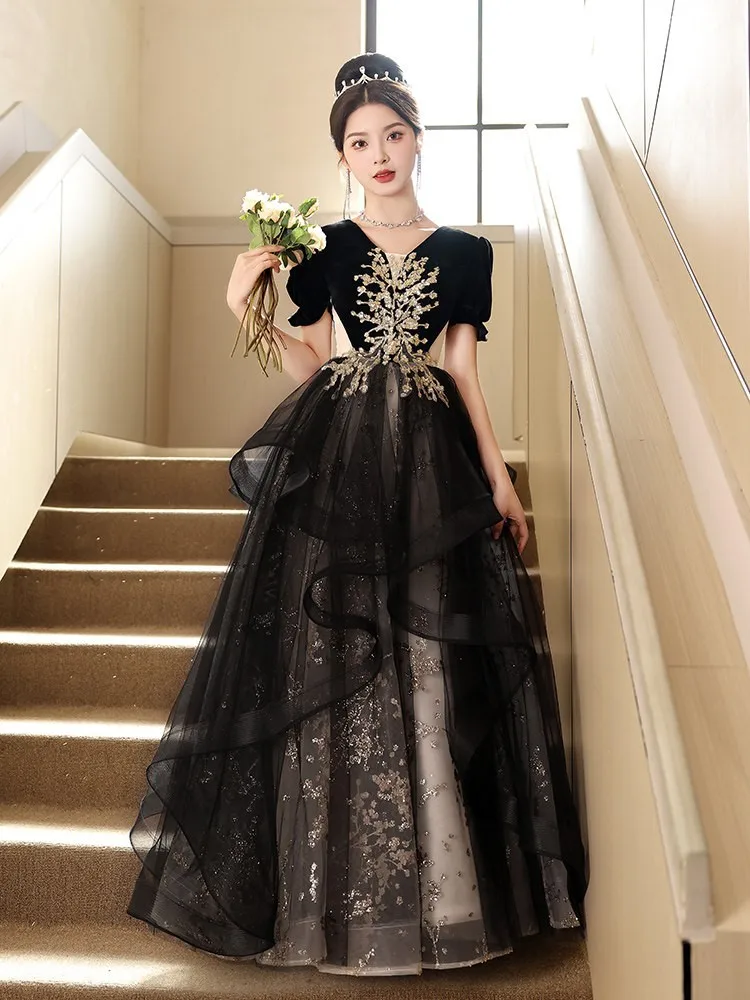A large-sized black dress for the host's vocal performance art examination and banquet