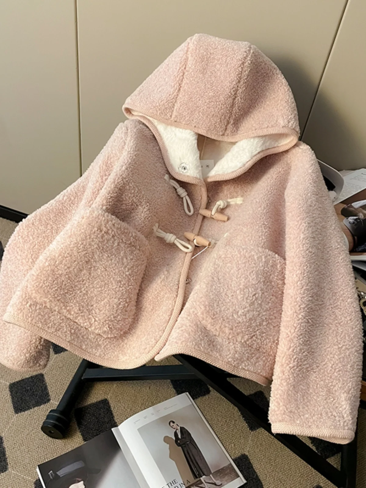 

Spring 2025 Women's Thiened Hooded Lamb Fur Jaet Korean Sle Plu Coat with kets Long Sve Regular Length Commute