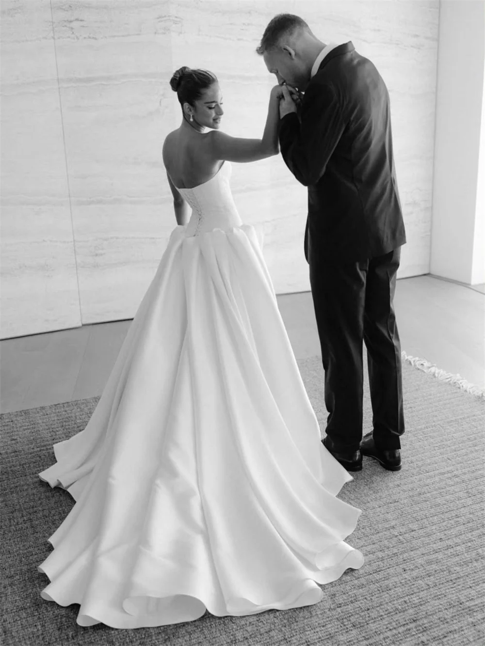 طوكيو مخصص فساتين زفاف أنيقة من الساتان بدون حمالات بدون أكمام من الخلف برباط علوي زي العرائس 2025 فساتين زفاف بيضاء على شكل حرف a #2