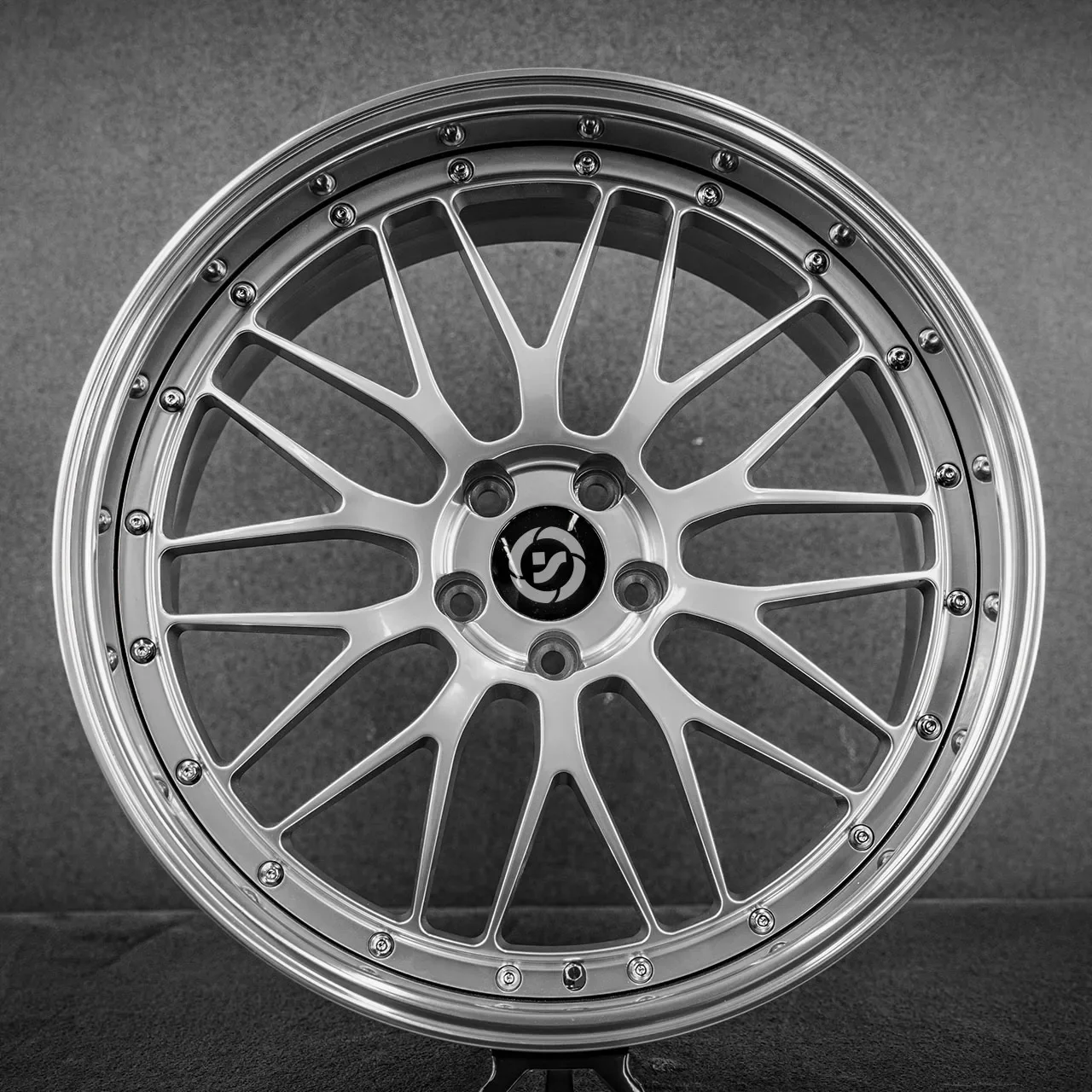 Customized 18 inch to 23 inch customized 12000 ton forged wheel hub two-piece Fine polishing+gold