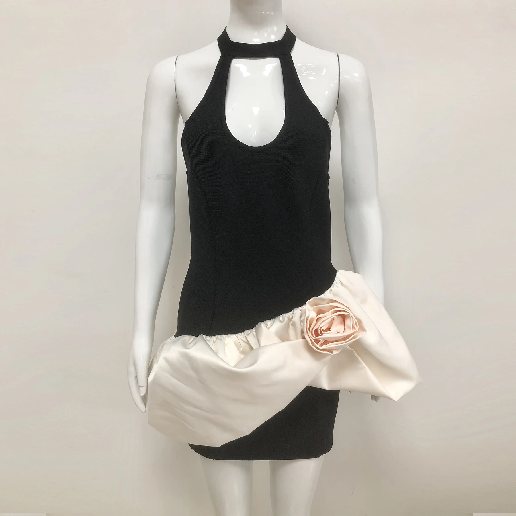 섹시한 블랙 홀터넥 넥 컷 아웃 미니 드레스와 화이트 새틴 프릴 여성 민소매 백리스 2025 여름 착용 짧은 드레스