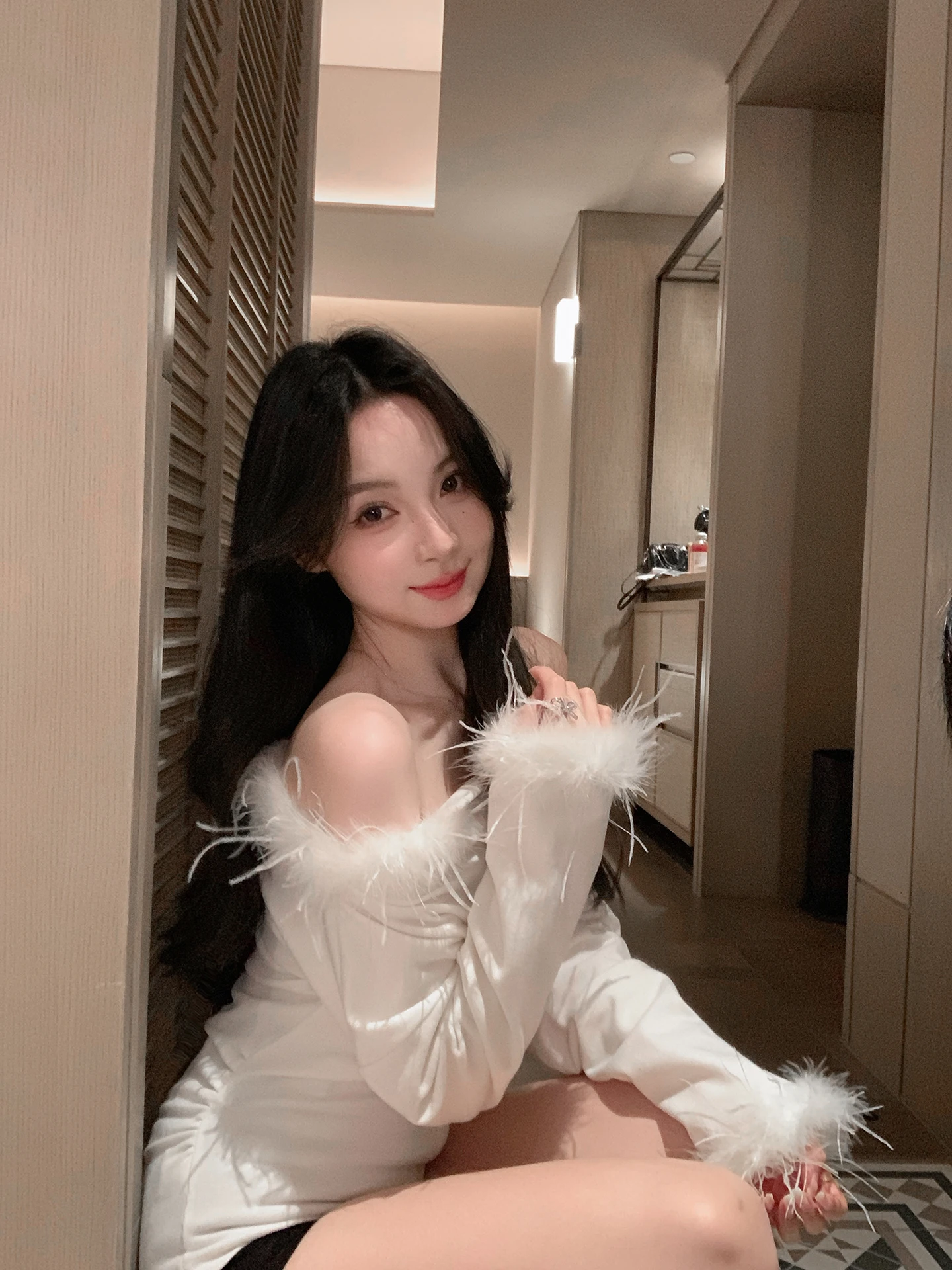 

Белый женский топ с одним открытым плечом, украшенный перьями страуса, с длинным рукавом, новинка зимы, Pure Desire