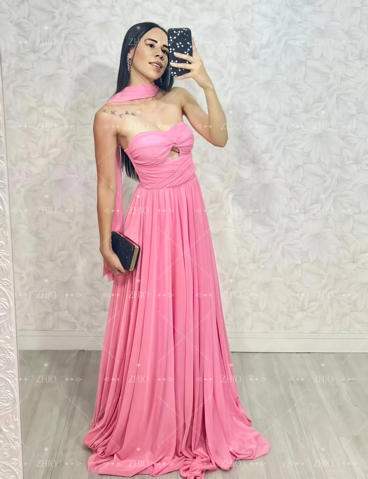 ชุดราตรีผ้าซาตินสีชมพูอ่อน ZHIO ดีไซน์หวานซ่อนเปรี้ยว พร้อมผ้าคลุมไหล่ ตัดเย็บแบบผ้าคลุมไหล่  ยาวกรอมพื้น เหมาะสำหรับงานแต่งงาน งานเลี้ยง  ชุดราตรีแบบมืออาชีพ  สามารถสั่งตัดได้