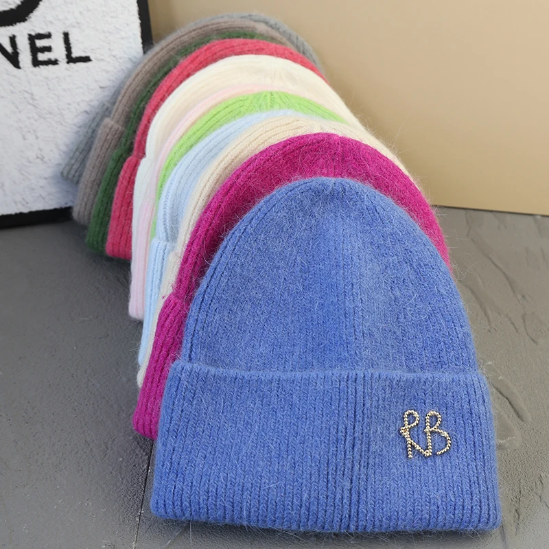 Gorros de piel de Angora esponjosos con letras, gorro de invierno para mujer, gorro de punto esponjoso de lujo, gorro cálido para otoño e invierno
