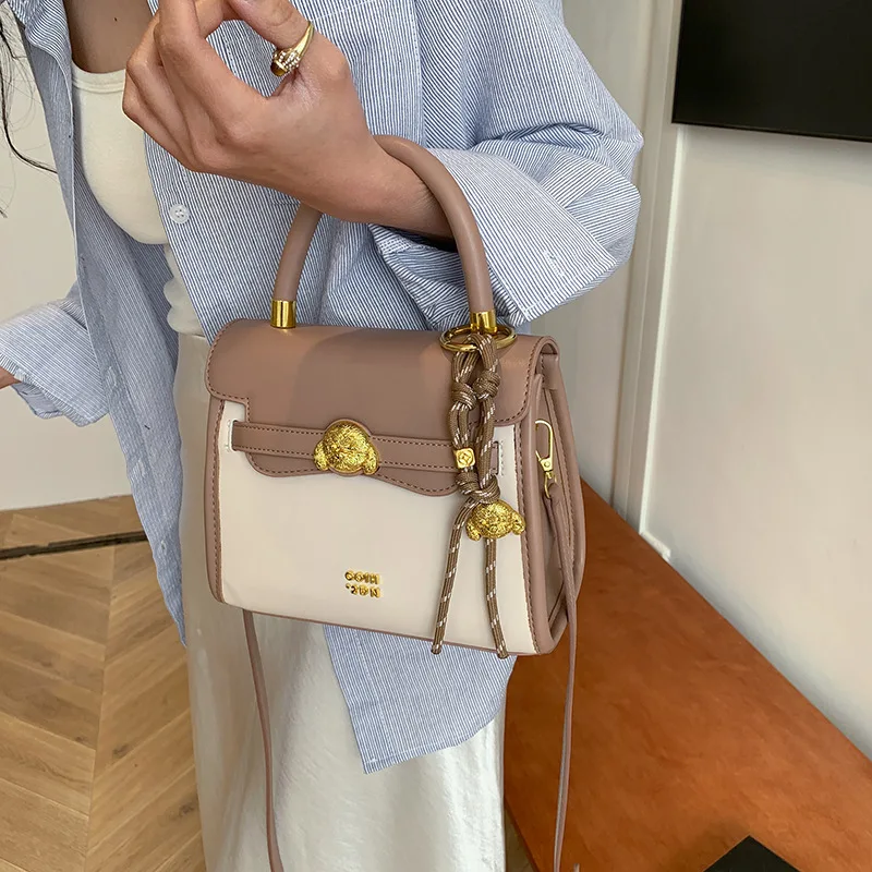 

Легкая роскошная маленькая квадратная сумка с цветными блоками 2026, универсальная женская сумка через плечо через плечо