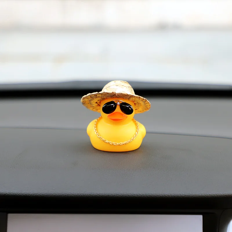 Coole Auto Strohhut Gelbe Gummi Ente Auto Armaturenbrett Dekoration Squeeze Ente Niedliche Autos Dekore Büro Desktop Ornament