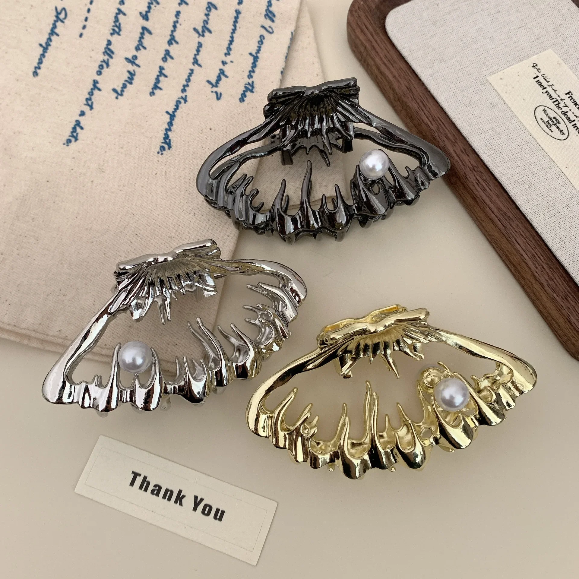 

New Metal Simulation Pearl Shell Hair Claws with Advanced Texture Design for Girls' Gifts Crab Clip for Women's Hair Accessories