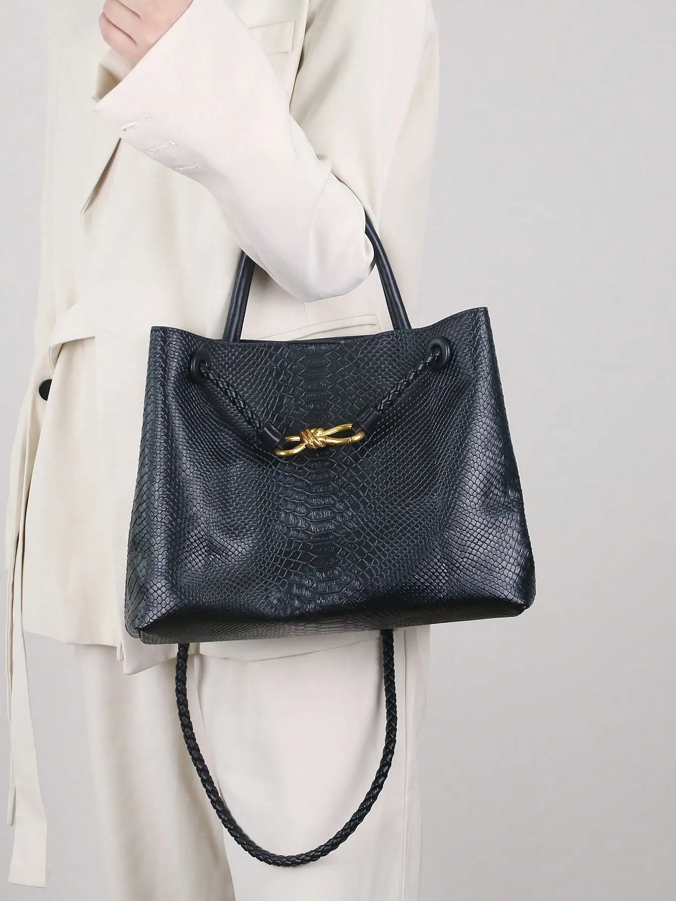 2026 Europäische und Amerikanische Mode Neue Retro-Handtasche Nischendesign Metallseilschnalle Große Kapazität Geflochtene Handtasche Freizeit-Schultertasche – Detail 3