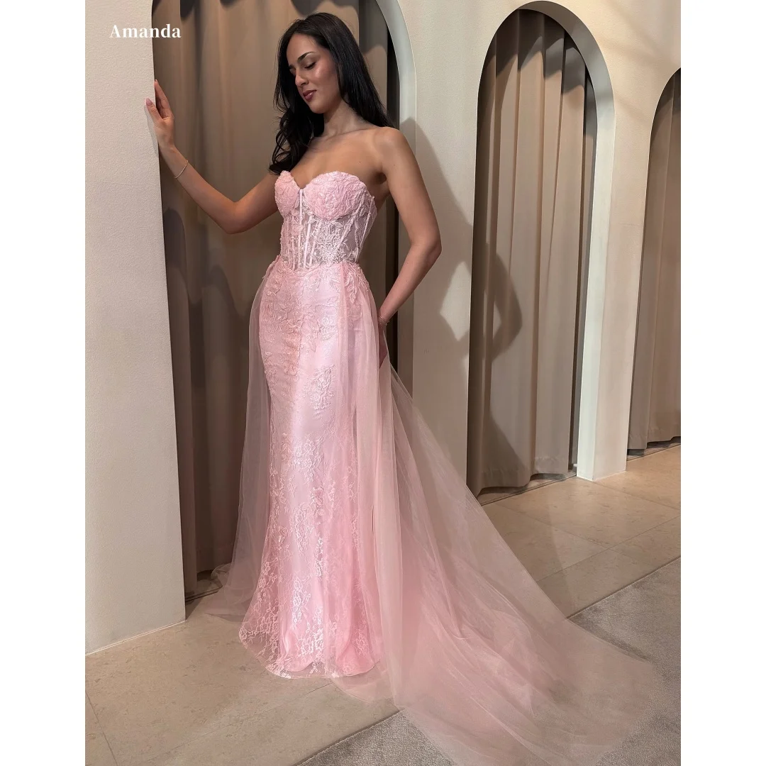 

Вечернее платье для выпускного бала от Amanda Customized, цвета пыльной розы, без бретелек, с корсетом, кружевное, фасон «русалка», со съемной фатиновой накидкой.