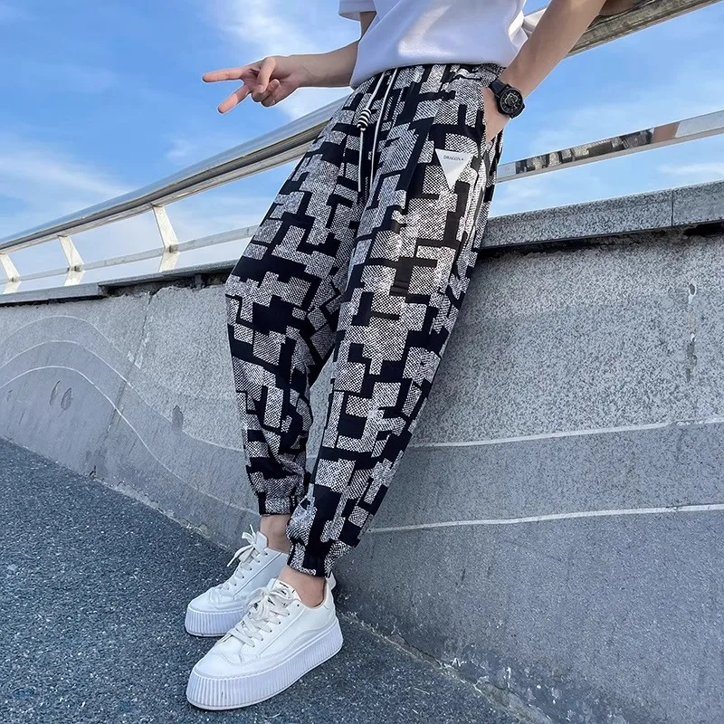 

Мужские повседневные брюки из ледяного шелка, тонкие, свободного кроя, в стиле спортивных штанов-харлан, укороченные (до щиколотки), модные, брендовые, с охлаждающим эффектом, летние, для отдыха