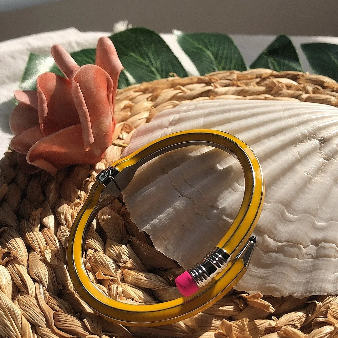 

Ярко-желтый браслет-карандаш в стиле обертывания (идеально подходит для обратно в школу)