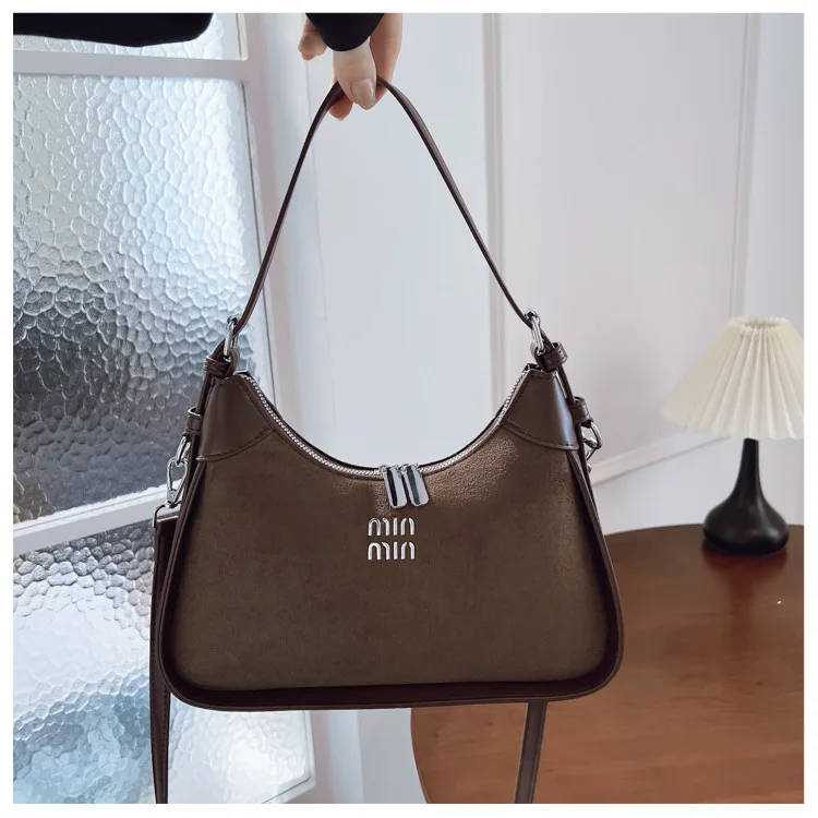 

Women's Bag That Is Popular in The Season, Carefully Created By Paris Designers, and A Large-capacity Shoulder Messenger Bag.