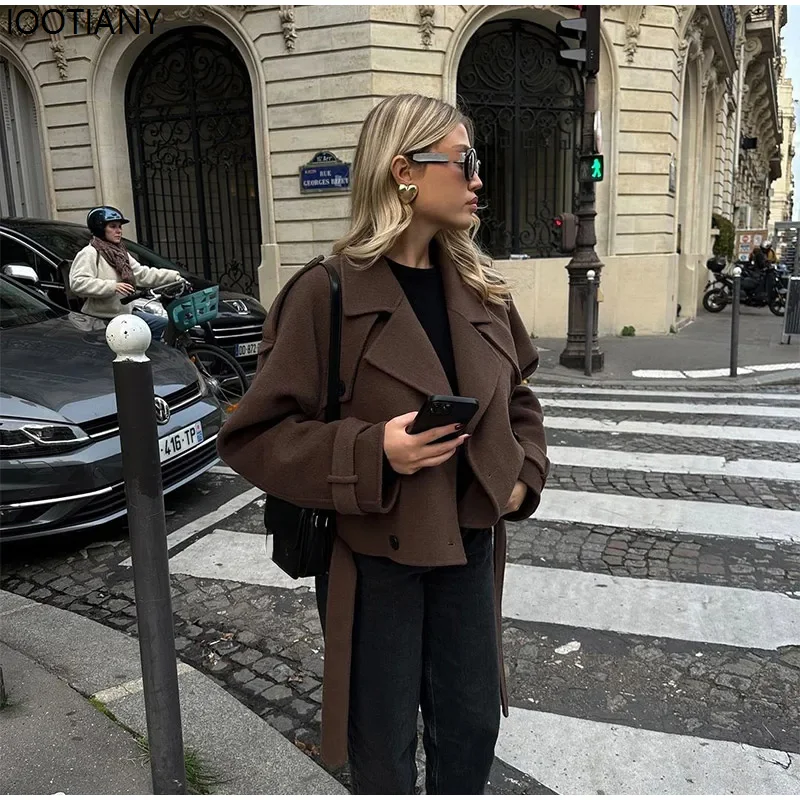 Einfarbiger kurzer Trenchcoat für Damen mit Krawatte vorne, zweireihig, lange Ärmel, 2026, modischer Street-Style-Revers-Wollmantel