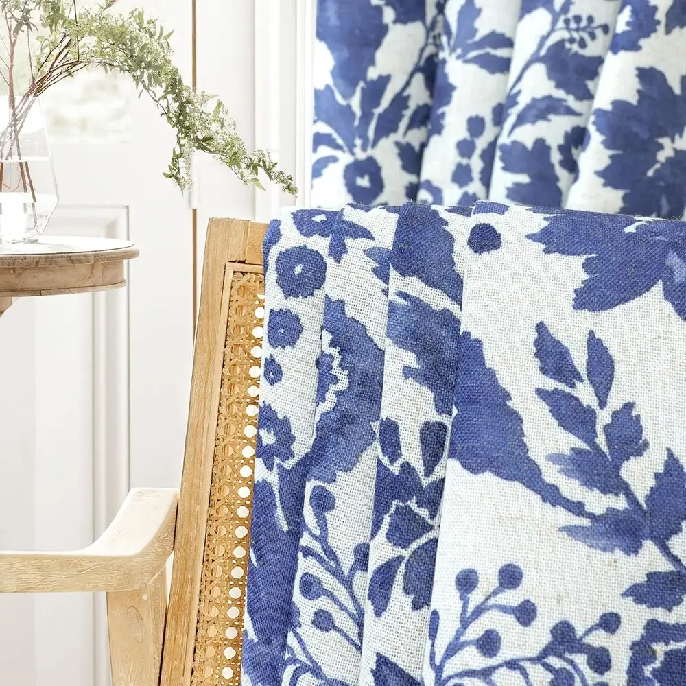 Zasłony termoizolacyjne zaciemniające z lnu w kolorze granatowym, dwuczęściowe, 132x213 cm, z nadrukiem akwarelowym i podszewką.