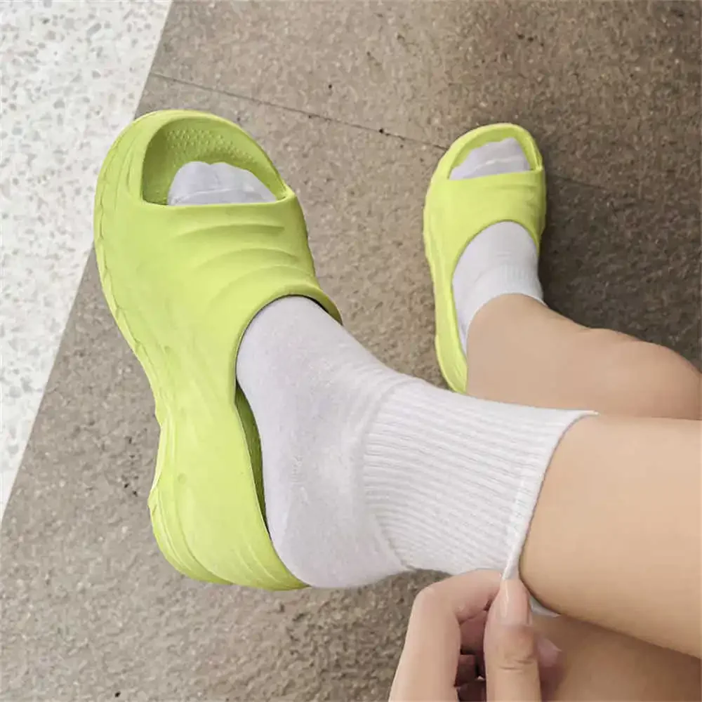 

Бежевые блестящие сандалии для моря, тапочки, синие кроссовки, женские спортивные крутые специальные предложения, Новое поступление, стиль жизни