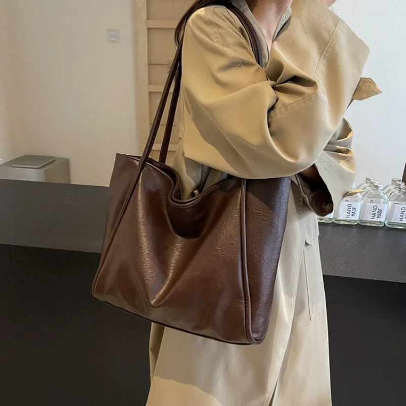 

Vintage Inspired Explorer Bag For Ladies With Multiple Functional Pockets And Durable Tan Leather