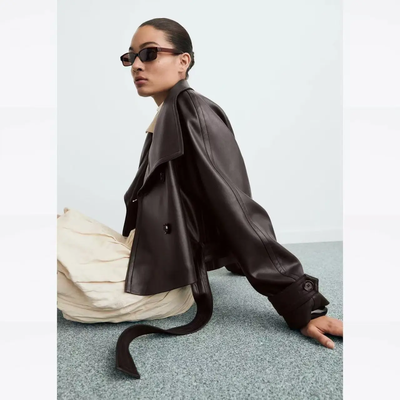 เสื้อโค้ทผู้หญิงทรงยาวแบบกระดุมสองแถว แต่งเข็มขัด ปกตกแต่ง หนังเทียม กันลม สำหรับฤดูใบไม้ร่วง