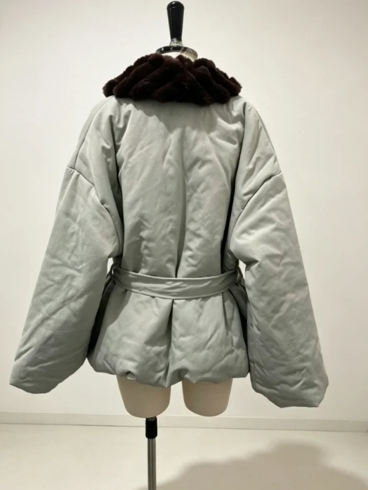 Luxuriöse Kunstfell-Spleißjacke mit Schnürung an der Taille, warme, dicke, wattierte Baumwolljacke, Wintermantel für Damen, neue lässige Streetwear-Oberbekleidung – Detail 4