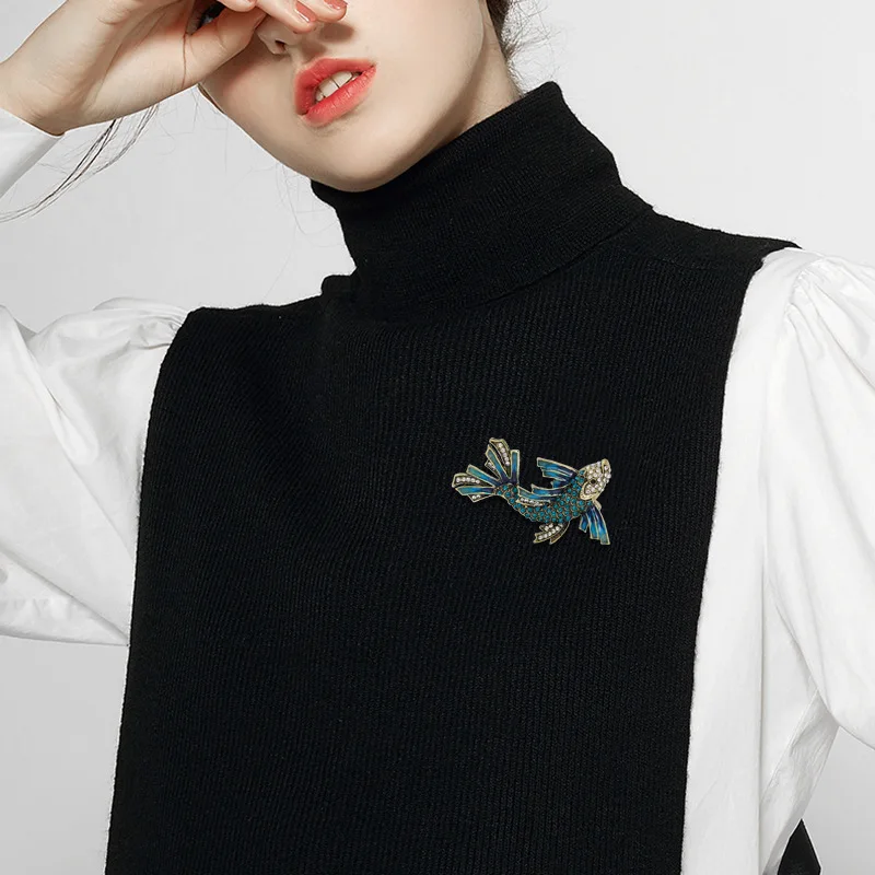 Cross border high-end temperament fashionable diamond inlaid small fish brooch, alloy animal chest flower brooch
