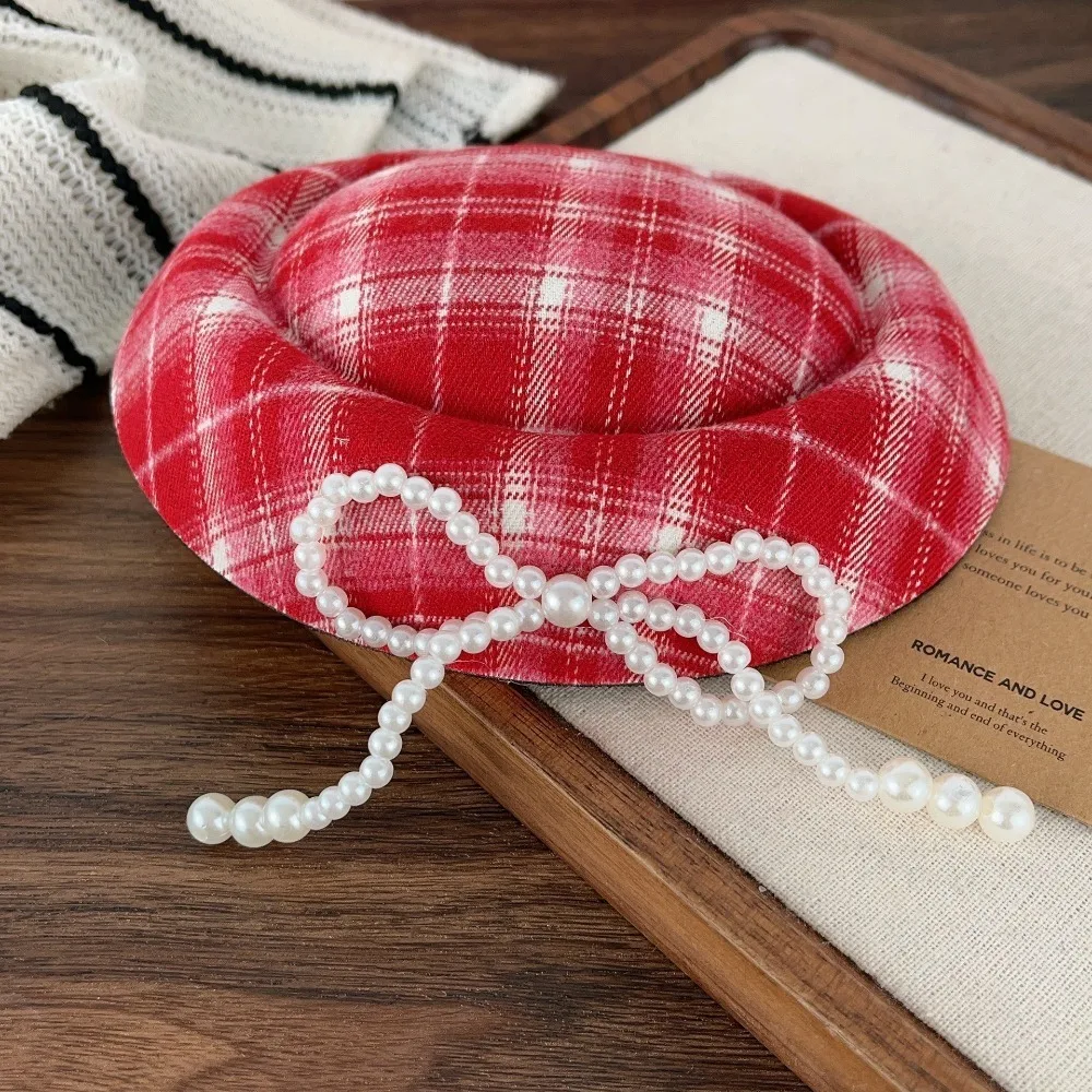 

Модный женский берет с помпоном в виде снежинки, клетчатая шляпа со снежинками во французском стиле, красный легкий берет с жемчужной цепочкой, милые аксессуары для фото