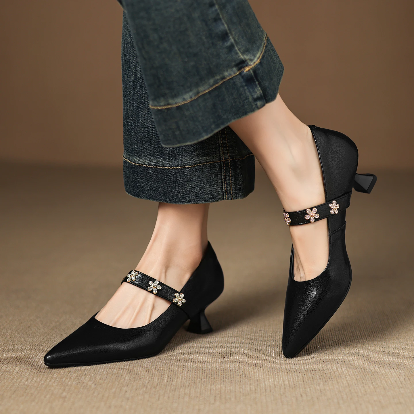 

Genuine Leather Four-Leaf Grass Flowers Women pumps, Elegant Pointed Toe High Heel,Casual Dressy Shoes,Sexy Sandals,Single shoe