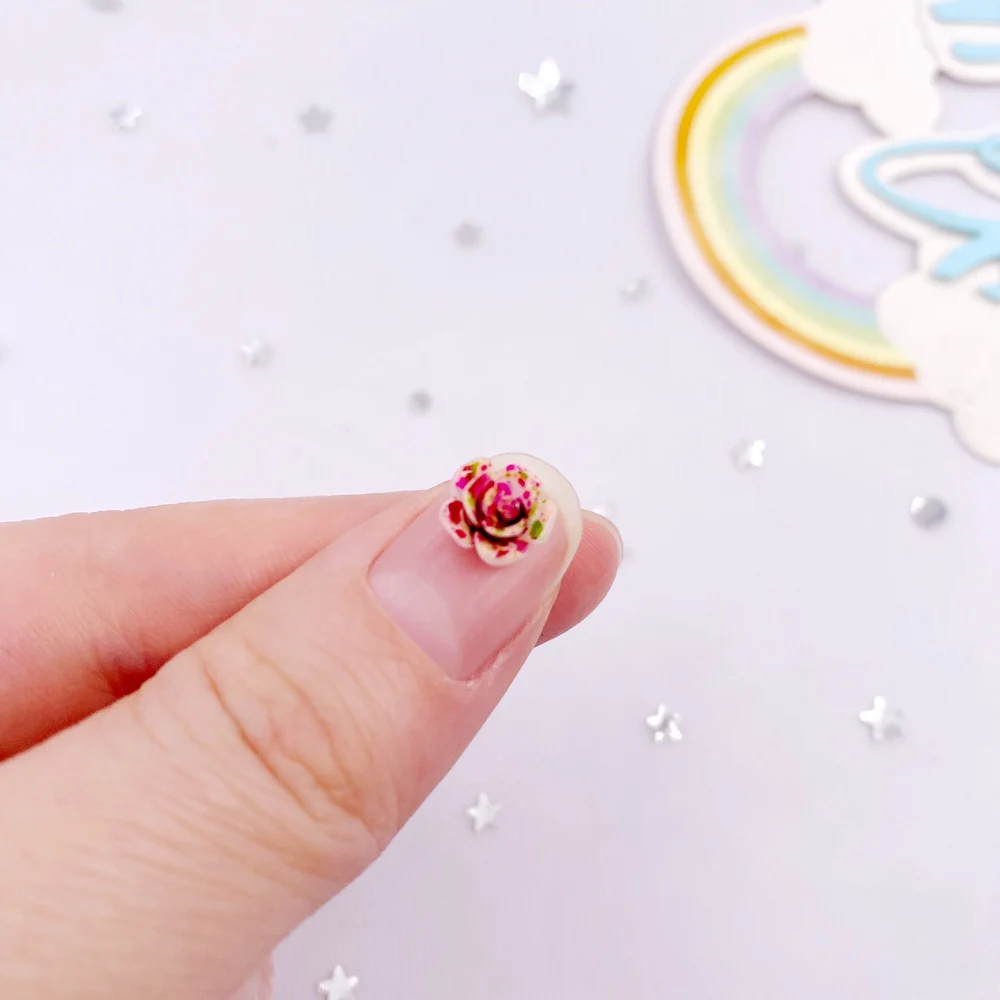 50 Pz Carino 8mm Resina Colorata Stampata Rosa Flatback Fiore Pietra Gemma Scrapbook Figurine di Nozze Applique Mestiere FAI DA TE Unghie artistiche