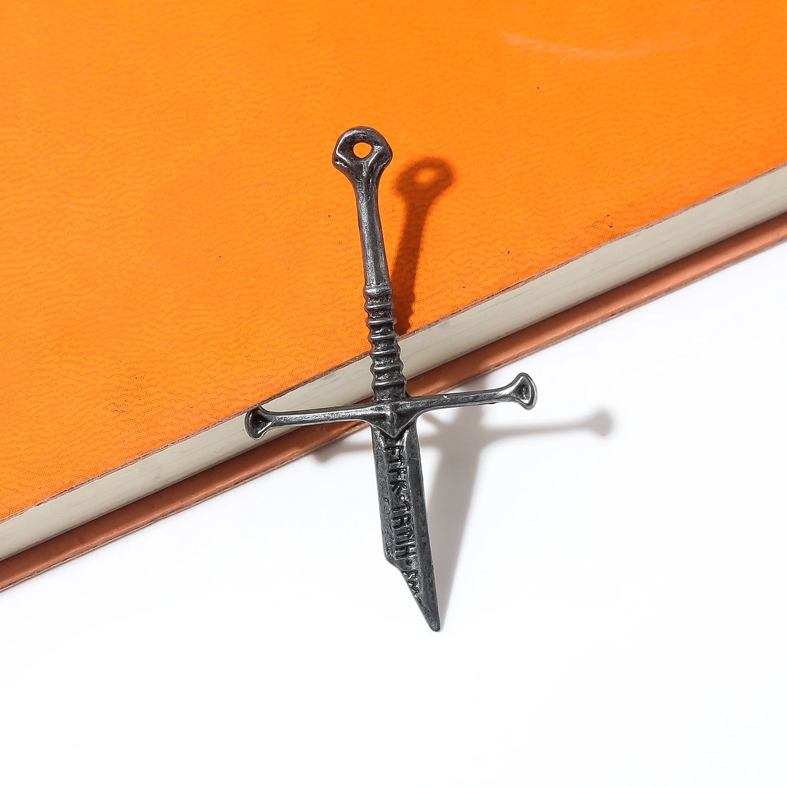 Movie Aragorn Broken Sword Metal Badge Lord of the Narsil Broken Sword Pins Brooch for Men Party Fashion Accessories Jewelry Gif image 3