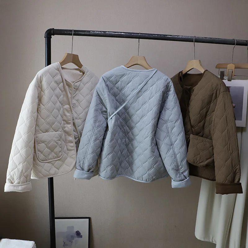 เสื้อแจ็คเก็ตผ้าฝ้ายน้ำหนักเบาสำหรับผู้หญิง สไตล์ใหม่ ฤดูใบไม้ร่วง ฤดูหนาว ดีไซน์กว้างแบบยุโรปและเกาหลี ทรงกระเป๋าห้อย  แบบเย็บติดกัน  ทันสมัย