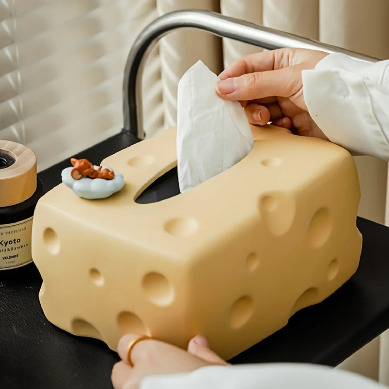 

Creative Cheese Shaped Tissue Box Holder for Bedroom Living Room Dining Room - Decorative Desktop Tissue Cover - Ceramic Decor S