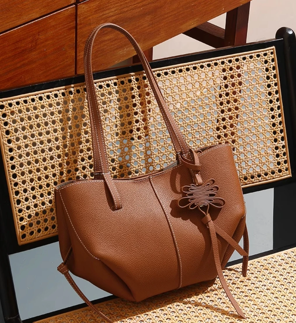 

Top layer cowhide tote bag 2025 new shoulder bag large capacity commuter crossbody shoulder handbag