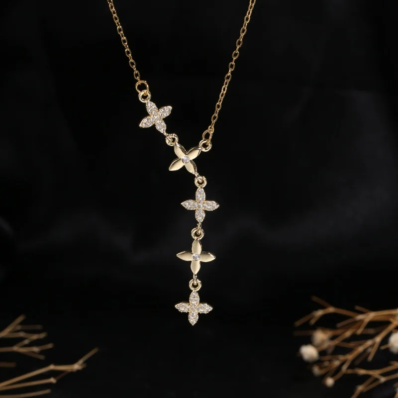 1 Piece of Stainless Steel Chain with 18K Gold-Plated Alternating Flower-Shaped Rhinestone Copper Pendant Necklace, Featuring an Elegant and Luxurious Texture, Suitable for Pairing with Knitwear, Dresses, and Work Shirts, Creating a Gentle and Atmospheric Neck Accessory