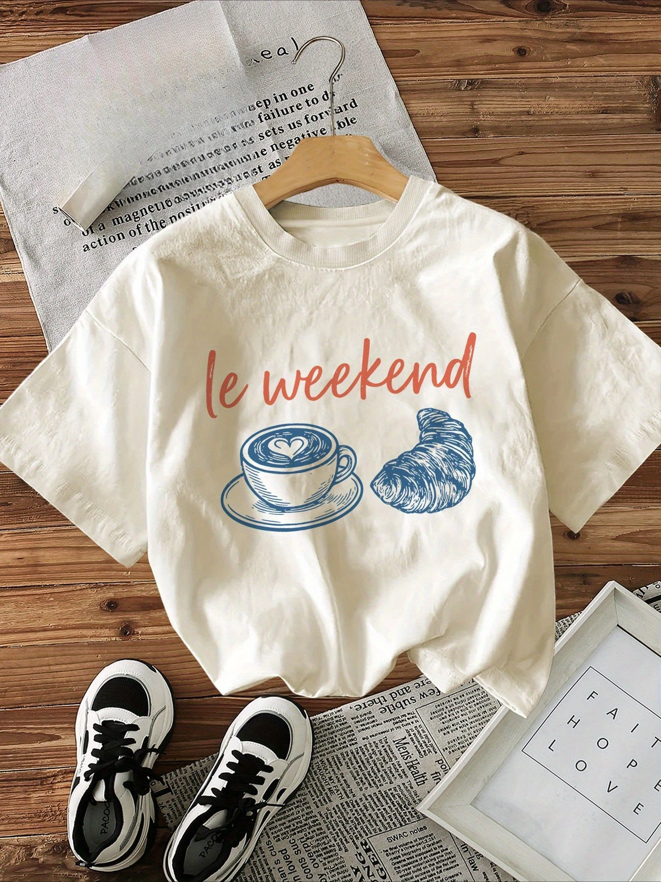 Camiseta feminina gráfica "Le Weekend" manga curta gola redonda casual top café croissant estampa com letras laranja camiseta estampada