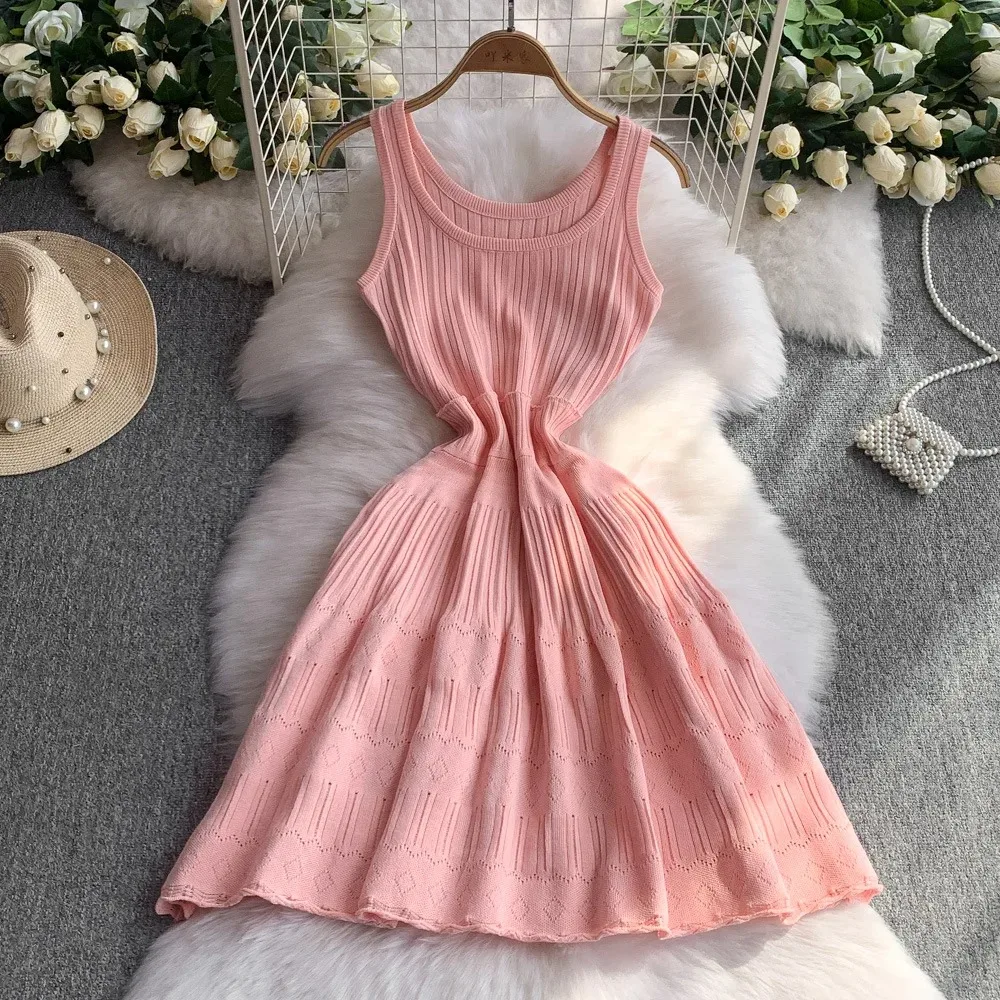 فساتين محبوكة بدون أكمام على الموضة الفرنسية الجديدة باللون الأزرق على شكل حرف U فساتين نسائية صيفية غير رسمية عصرية على شكل حرف a متوسطة الطول ملابس نسائية