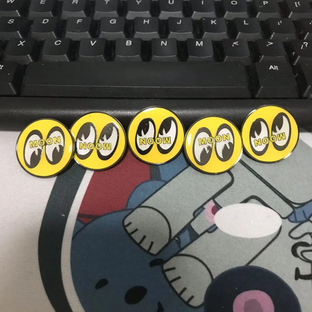 20PCS/Lot Moon eyes Mooneyes Metal Badges Button Pins Patches for Cloth Backpack Wholesale
