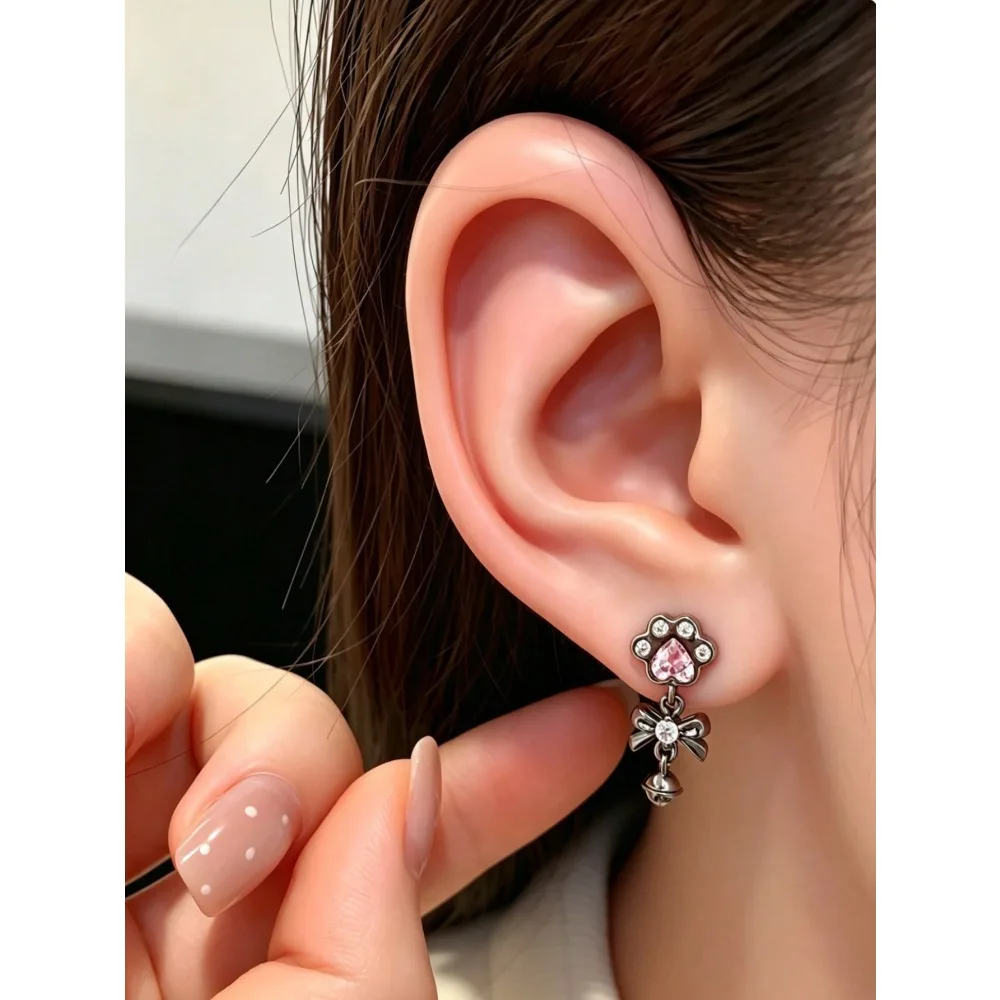 

1pc Skin-Friendly Hypoallergenic Cute Zirconia Bow Bell Cat Claw Titanium Steel Cartilage Earring, Cartoon Sweet Ear Stud Earring For Pierced Ears