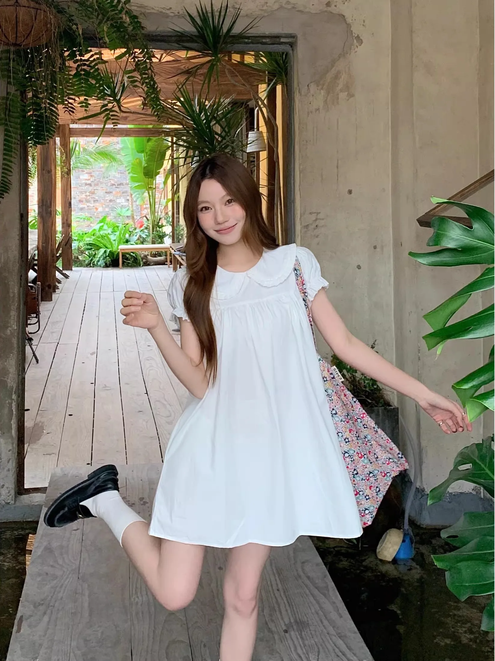 

Женская рубашка Sweet Style больших размеров с коротким рукавом и воротником-стойкой, весенняя модная молодежная рубашка, новая модель, корейский стиль, свободный крой, визуально стройнящая фигуру.