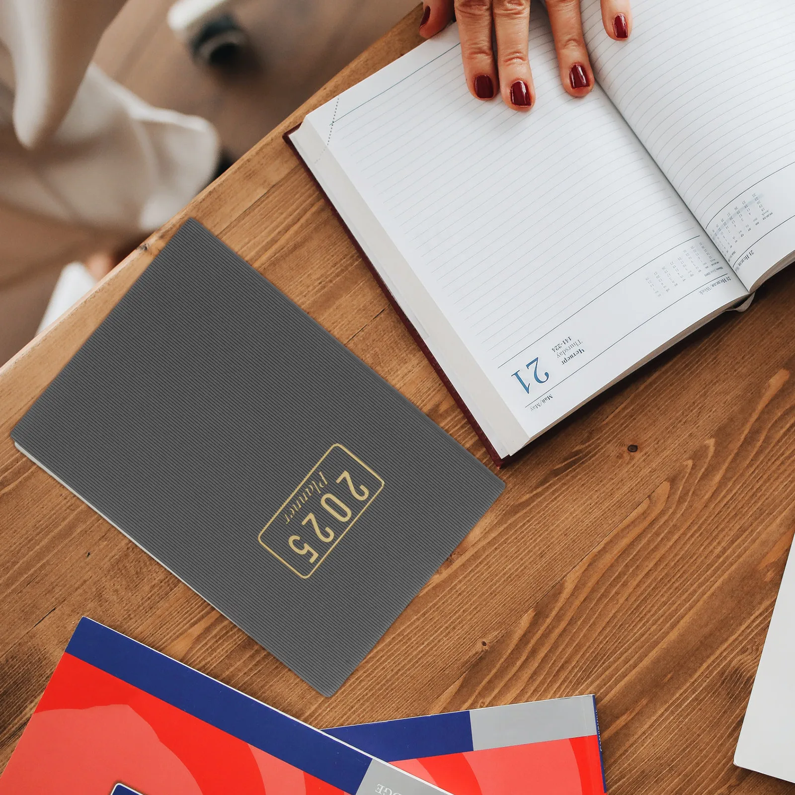 

Набор из 1-го комплекта: Ежедневник-планировщик 2025, портативный, многофункциональный, для офиса, школы, путешествий, органайзер для ежедневного использования