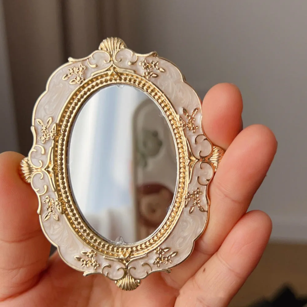 Specchio a mano in rilievo dorato Specchio per trucco europeo retrò Specchio portatile per la casa creativa Decorazione semplice Specchio in stile Grand imperiale