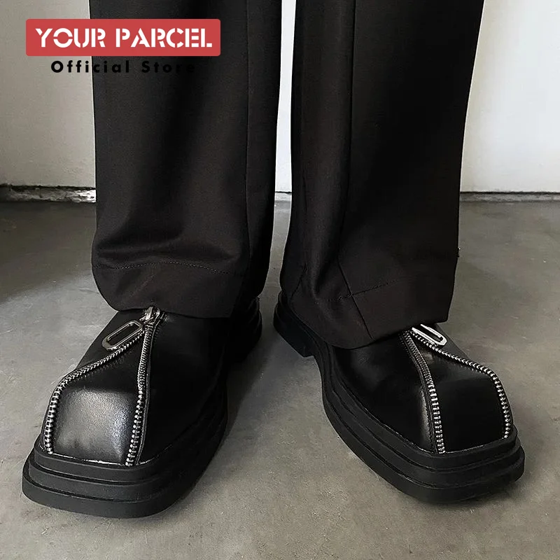 Una scarpa da uomo di nicchia con suola spessa, punta grande, punta quadrata e scarpe in pelle. Stile punk rialzato da uomo, cerniera personalizzata